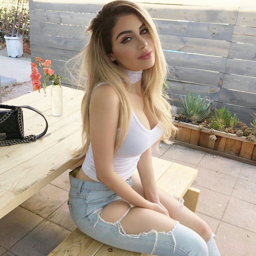 Girls Wearing Chokers: Hot New Fashion Trend